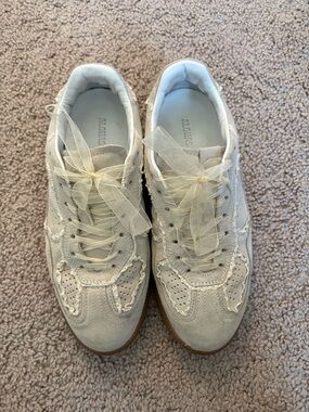 ALOHAS Cream Suede Ribbon-Lace Sneakers